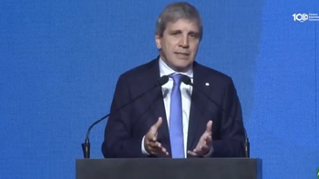 Luis Caputo en la apertura del Council of Americas del 2025, en el Hotel Alvear de Buenos Aires.