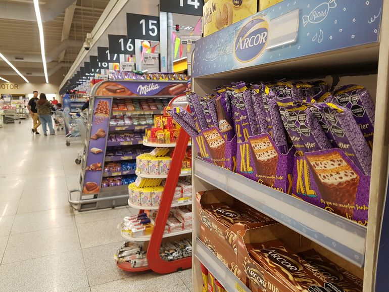 Imponen millonaria multa a Coto por exhibir golosinas en la caja