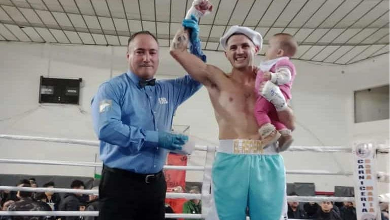 Gino Godoy y una compañía muy especial a la hora de festejar la victoria.&nbsp;