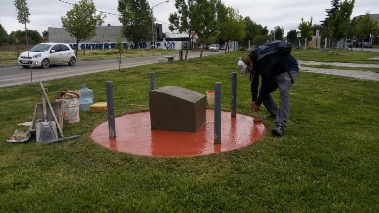 Tras la polémica, ponen la base de la estatua de Kirchner