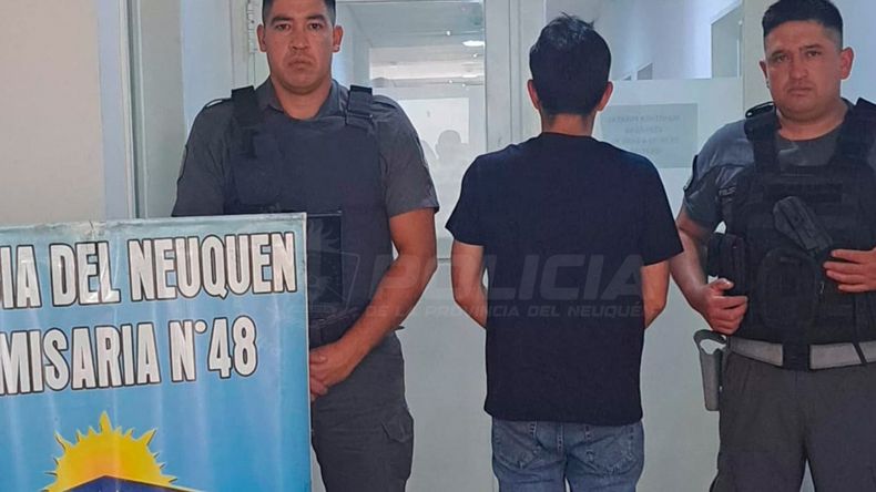 Atraparon a un prófugo de la Justicia de Chile intentando robar en Zapala | LM Neuquen Atraparon a un prófugo de la Justicia de Chile intentando robar en Zapala