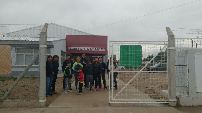 Por falta de auxiliares de servicio, tomaron la escuela 358 de Centenario