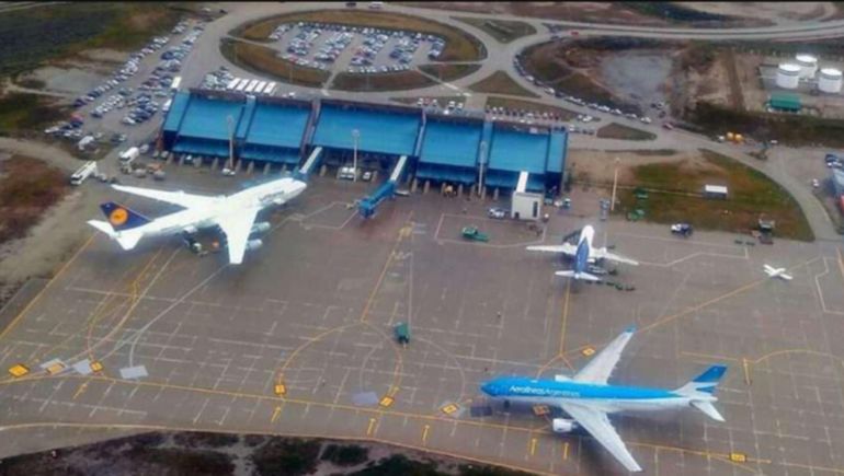 Por primera vez, el aeropuerto internacional del extremo austral de la Patagonia recibirá vuelos directos desde San Pablo, Brasil. Por primera vez, el aeropuerto internacional del extremo austral de la Patagonia recibirá vuelos directos desde San Pablo, Brasil.