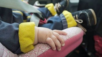 Una pareja dejó a su bebé seis horas en el auto: quedó internado