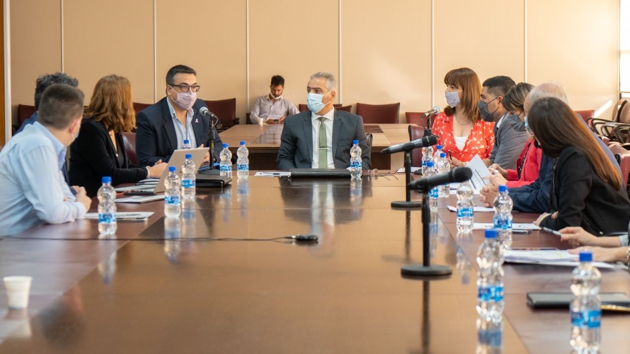 En el centro, Germán Busamia, presidente del TSJ, durante la presentación del presupuesto judicial en la Comisión A de la Legislatura.