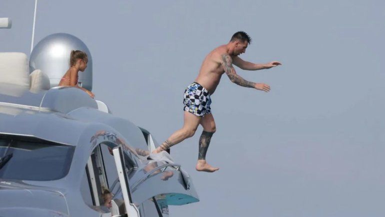 Clavado desde un yate y look canchero: las nuevas fotos de Messi en Ibiza