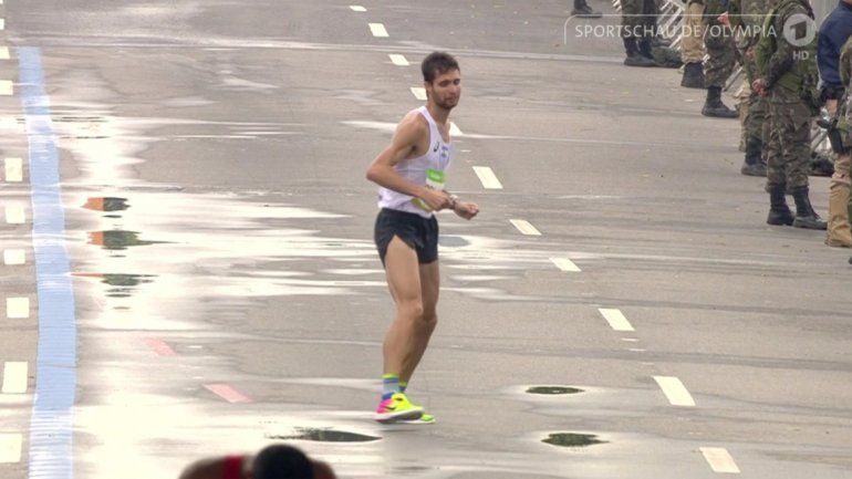 Emotivo: Bruno llegó a la meta del maratón lesionado