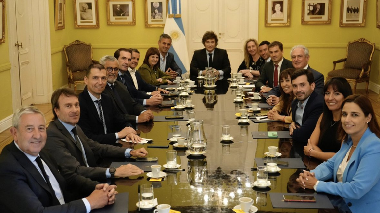 Javier Milei con los radicales con peluca le cierra el círculo a Mauricio Macri y lo que queda del PRO