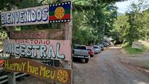 El camping del lago Correntoso queda a unos 4 kilómetros de Villa La Angostura por la Ruta 40.