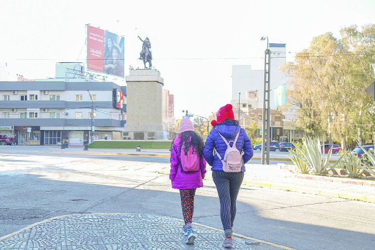Recomiendan abrigarse mucho para mañana y pasado por la llegada de una ola polar. Recomiendan abrigarse mucho para mañana y pasado por la llegada de una ola polar.