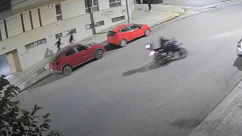 Así se robaron una moto del estacionamiento de un edificio céntrico de Neuquén