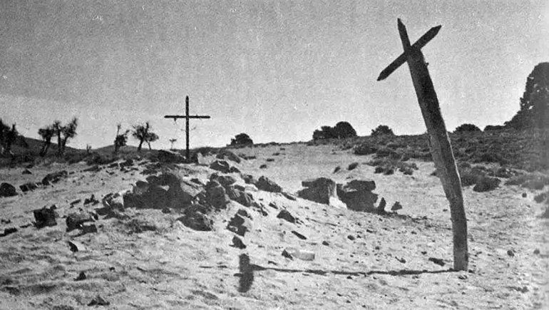 Cruces de palo en el faldeo. Allí enterraron a los presos fusilados en Zainuco.