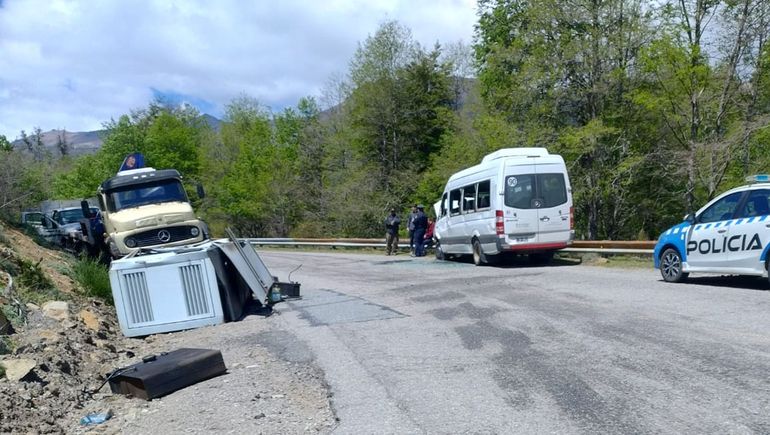 En una curva de la Ruta 7 Lagos un camión perdió un transformador que de milagro no aplastó a una combi.