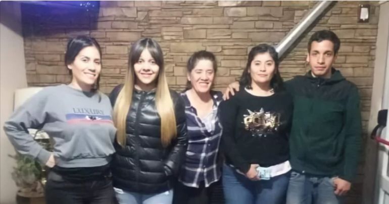 Marcela con sus hijos, que dudan de la hipótesis del suicidio. Marcela con sus hijos, que dudan de la hipótesis del suicidio.