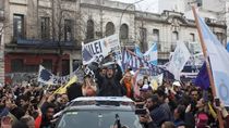 La motosierra de Javier Milei va más allá de un símbolo del ajuste. (Foto Marina Espeche)