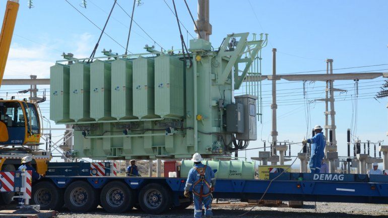 El traslado del transformador se realizó a través de una enorme grúa. Mañana podría estar solucionado el problema.