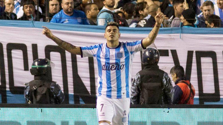 Gustavo Bou está en condiciones de jugar el domingo.