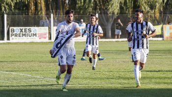 Zárate y Mellado, los autores de los goles y el festejo por el tercero. Zárate y Mellado, los autores de los goles y el festejo por el tercero.