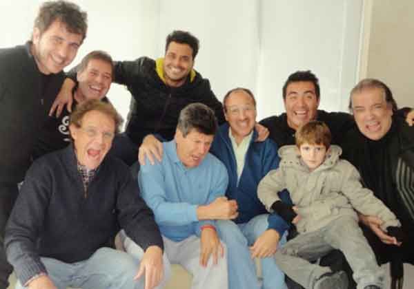Carlín con amigos
