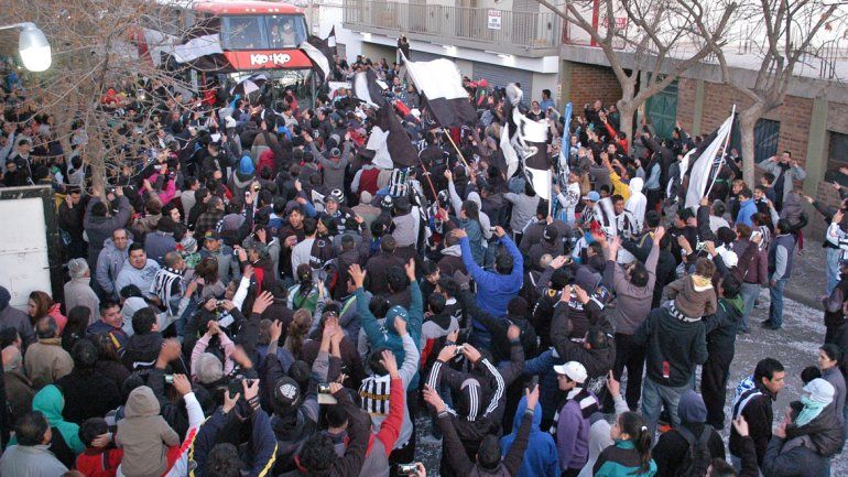 El memorable festejo por el clásico ganado en La Chacra en el 2015 que valió la clasificación.