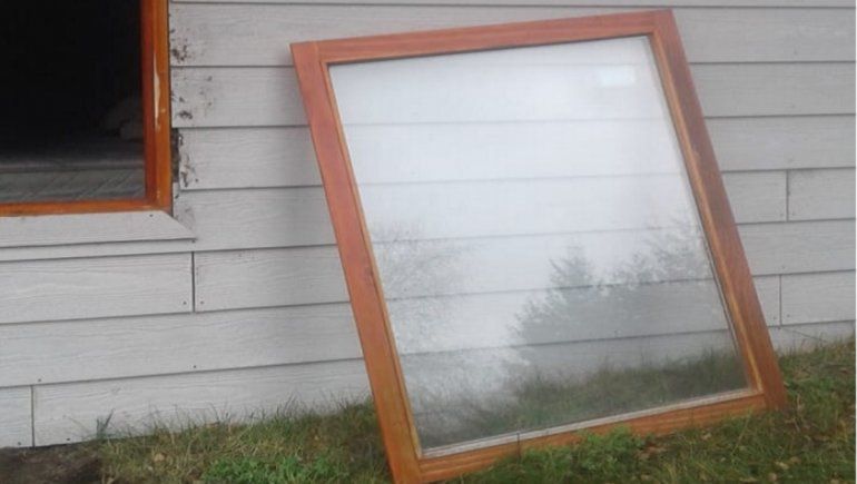 Los delincuentes sacaron la ventana de una habitación para poder ingresar a robar a la cabaña.