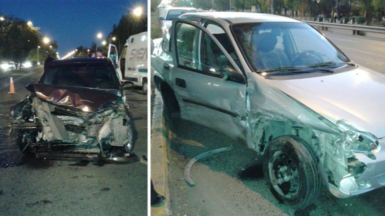 Ambos vehículos sufrieron daños importantes: Ford Fiesta (izq) y Chevrolet Corsa (der).