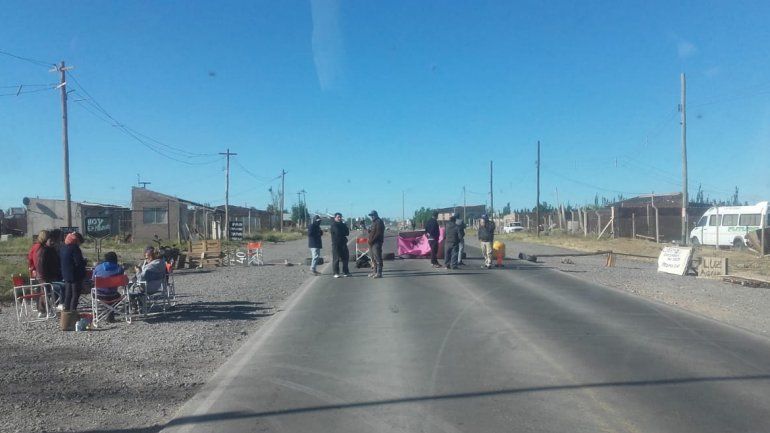 Cortaron una calle en el Parque Industrial para que asistan a una familia