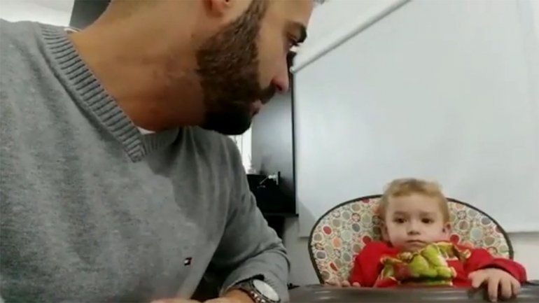 Fiel a Boca desde la cuna, nene no deja que su padre lo convenza de cambiarse al Rojo