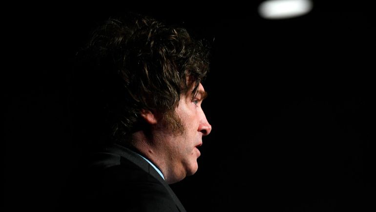 Javier Milei, apuntado por todos los referentes económicos y políticos tras sus dichos que afectaron al dólar y generaron una corrida cambiaria.