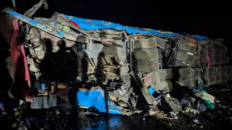 El micro accidentado transportaba estudiantes de una escuela primaria de la capital de Uganda. | LM Neuquen El micro accidentado transportaba estudiantes de una escuela primaria de la capital de Uganda.