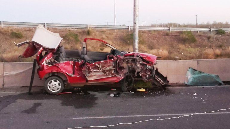 Un camión ingresó en contramano a la 22 y arrolló un auto: una policía resultó herida 