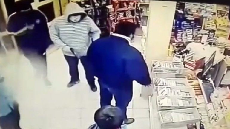 Encapuchados y con un arma robaron un kiosko en Cutral Co