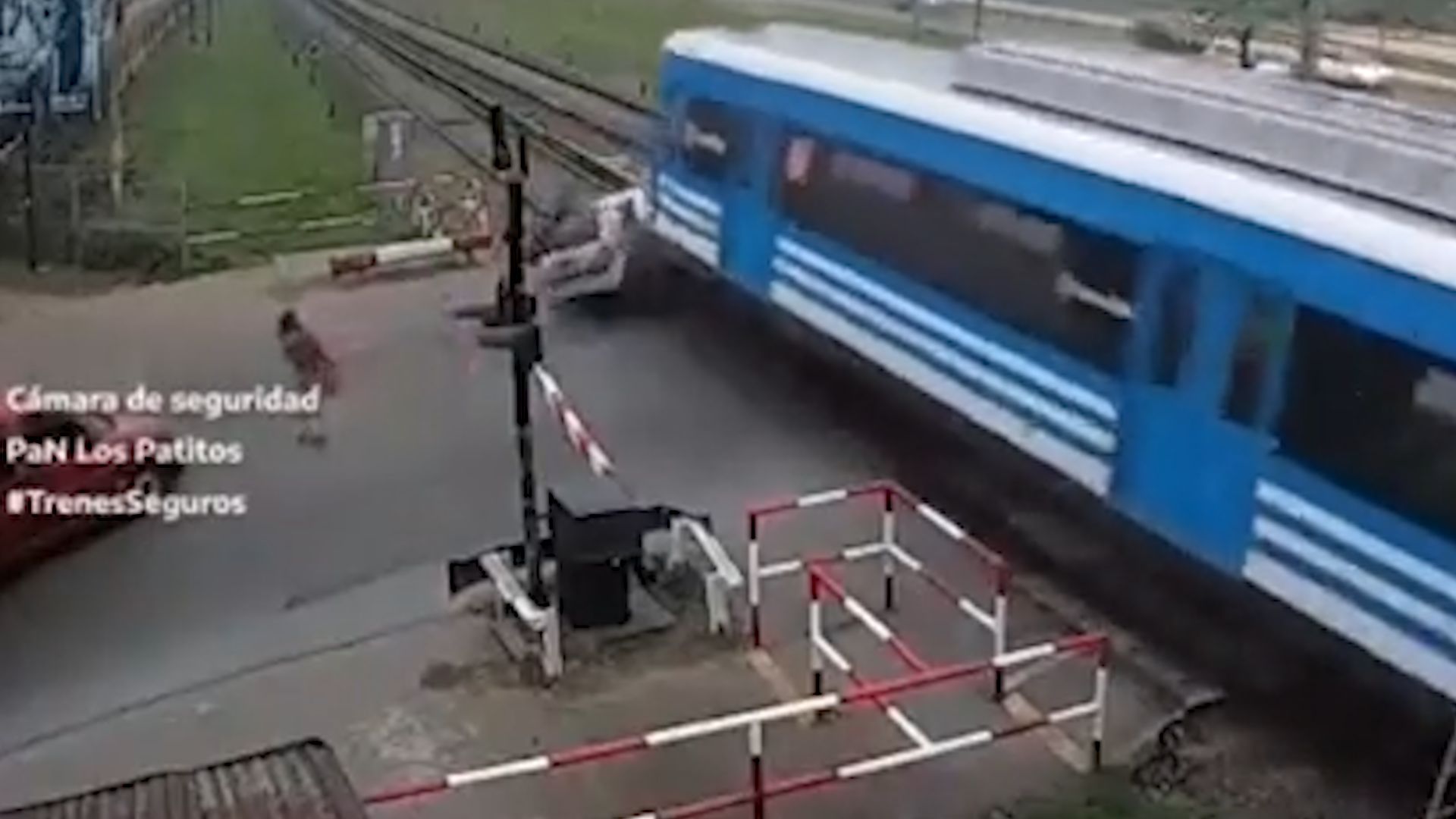 Se le quedó el auto en las vías y fue embestido por el tren