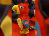 Una familia busca un loro de peluche que acompaña a un nene con autismo