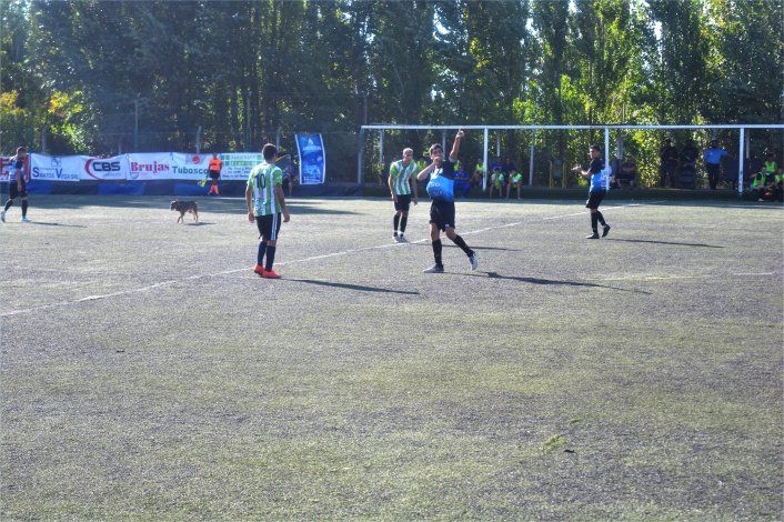 La goleada en el clásico comenzó con la dedicatoria para un Leoncito que viene en camino