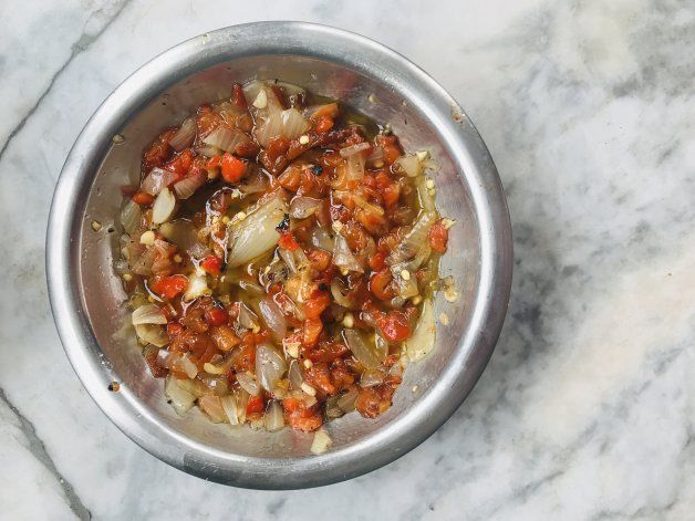 Receta ahumada: ensalada de morrón, cebolla y ajo
