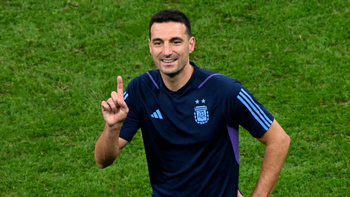 scaloni y sus ayudantes vieron a urcera campeon desde qatar