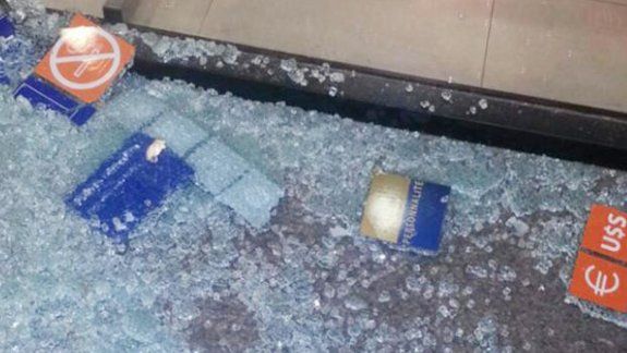 Restos de cristales luego de la reacción del cliente enojado.