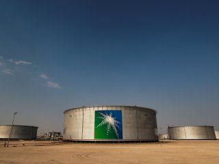 Vista aérea de un tanque de petróleo de la compañía Aramco en el campo de Abqaiq, Arabia Saudí. Junto a Estados Unidos y Rusia manejan el mercado mundial. 