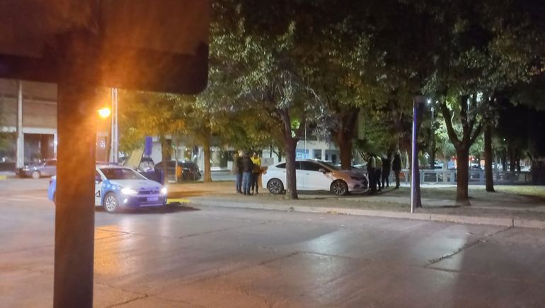 Feriado poco tranquilo en Neuquén: un auto perdió el control y terminó sobre la Plaza Roca