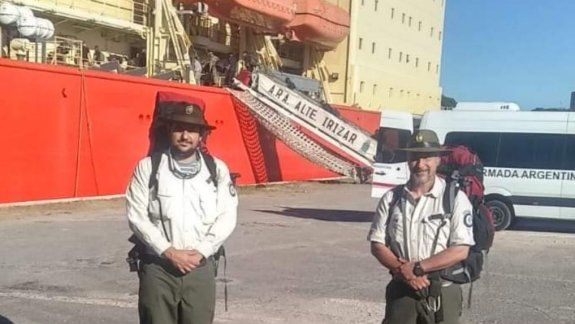 Fernando Zanona y su colega de Bariloche, ambos guardaparques, minutos antes de subir al Irízar.
