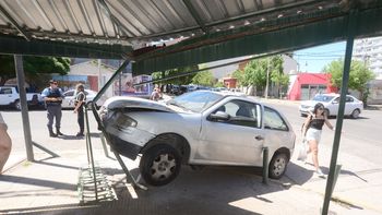 impactante accidente dejo un auto incrustado en la vereda impactante accidente dejo un auto incrustado en la vereda