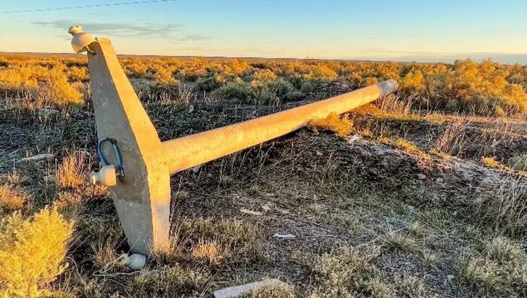 Una de las columnas de media tensión que derribaron en Trelew, luego de picar el hormigón y cortar hierros. Una de las columnas de media tensión que derribaron en Trelew, luego de picar el hormigón y cortar hierros.