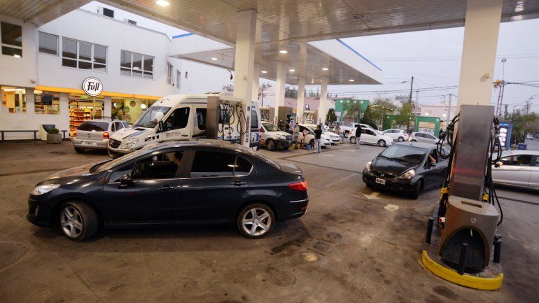 El precio de la nafta para mediados de 2017 sería de un dólar por litro.