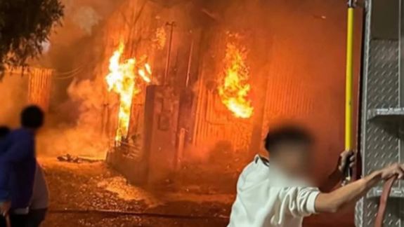 Las llamas destruyeron la Casa Elis Morón en Puerto Pirámides: la pareja que la habitaba logró salir a tiempo.