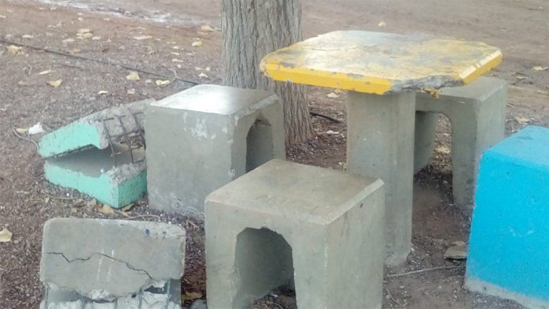 Destruyeron por tercera vez las mesas y los bancos del NIDO de Toma Norte