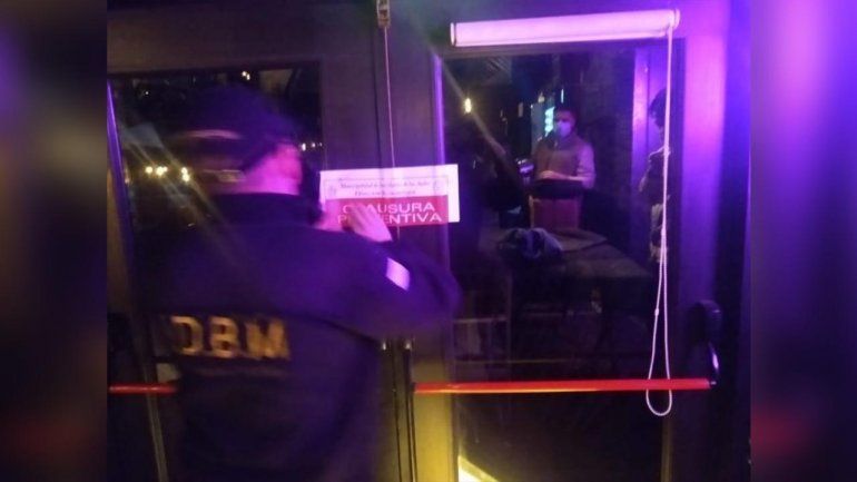 Clausuran un bar que estaba desbordado de gente
