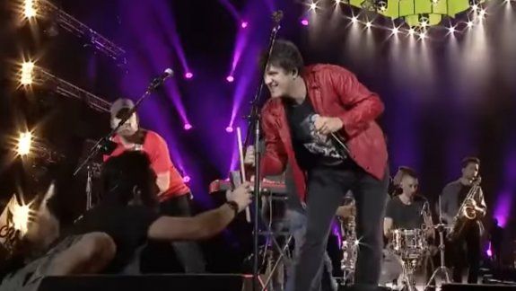 {alttext(,Ciro logró el #Mannequin Challenge más grande del mundo: 42 mil personas en el estadio de Vélez)}