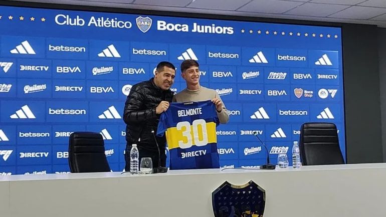 Toto Belmonte junto con Riquelme en su presentación con Boca Toto Belmonte junto con Riquelme en su presentación con Boca