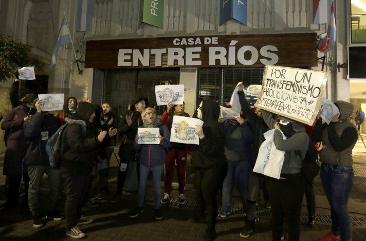 Con las caras tapadas marcharon por Nahir Galarza